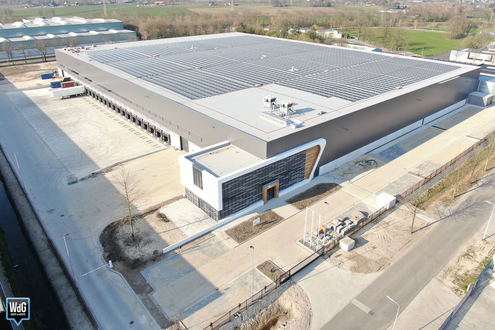 Moonen Packaging distribution centre with solar roof in Weert